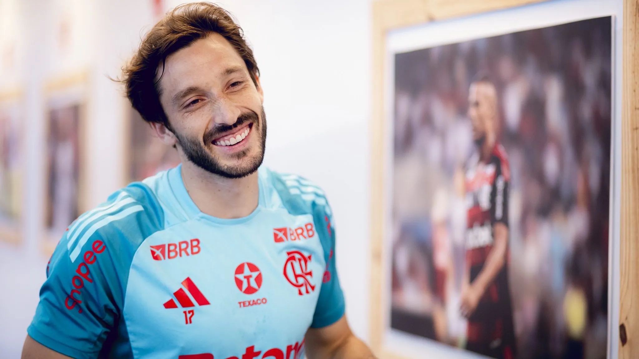 Matías Viña pode dexar o Flamengo por falta de oportunidade em campo – Foto: Adriano Fontes/Flamengo