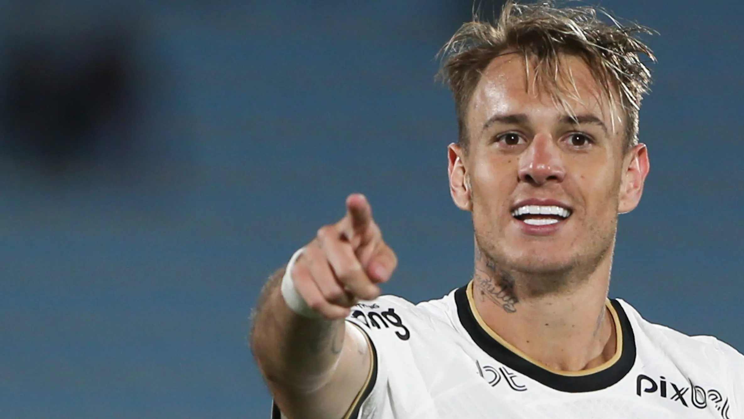 Róger Guedes foi muito bem pelo Corinthians - Foto: FocoUy/AGIF.