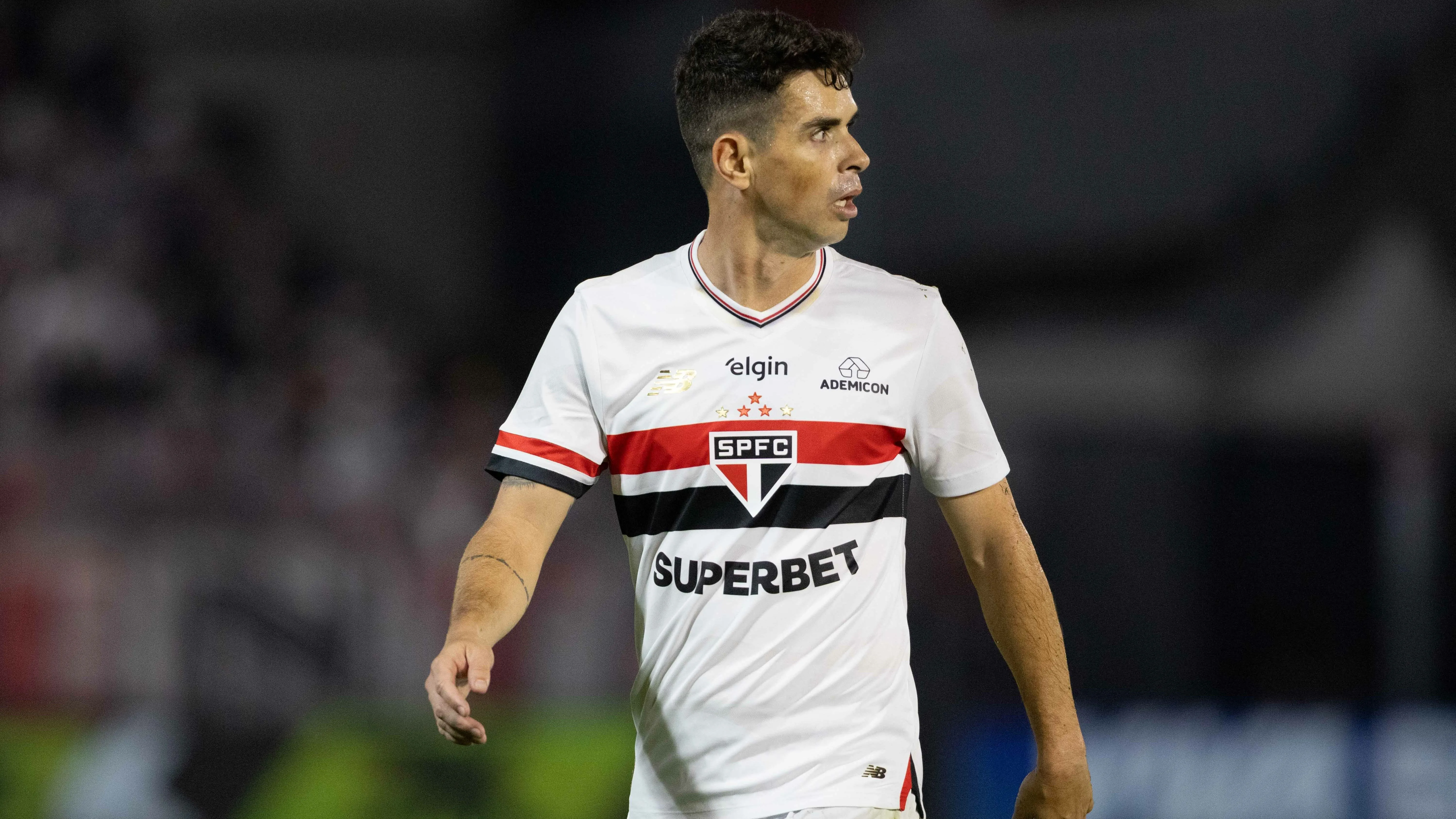 SP – BRAGANCA PAULISTA – 16/07/2025 – BRASILEIRO A 2025, BRAGANTINO X SAO PAULO – OSCAR jogador do Sao Paulo lamenta durante partida contra o Bragantino no estadio Cicero De Souza Marques pelo campeonato Brasileiro A 2025. Foto: Joisel Amaral/AGIF