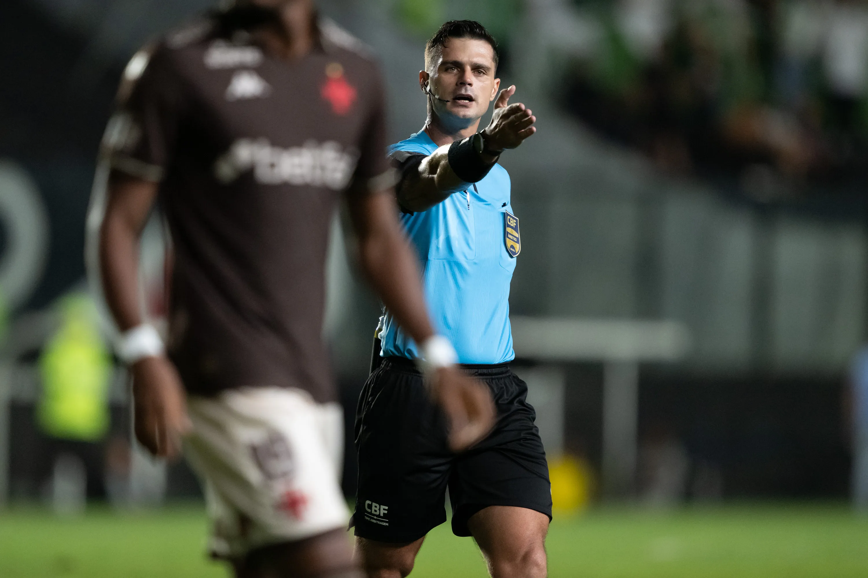 Árbitro Fernando Salles durante o jogo entre Vasco x Juventude – Foto: Jorge Rodrigues/AGIF