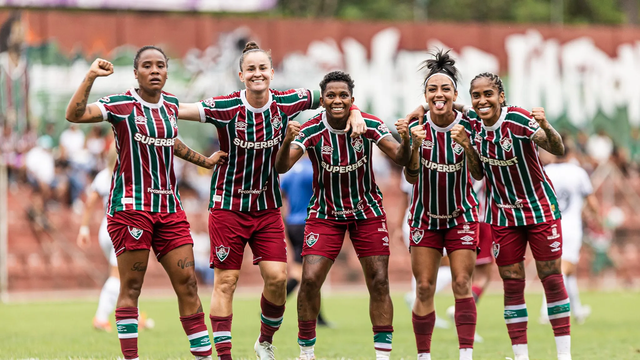 Elenco feminino do Fluminense em campo