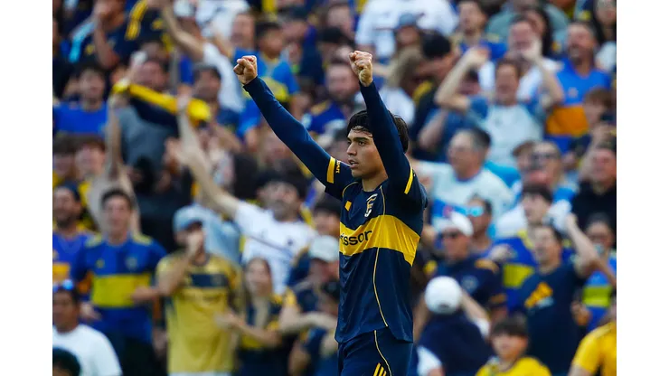BUENOS AIRES, ARGENTINA - NOVEMBER 09: Exequiel Zeballos of Boca Juniors celebrates after scoring the team's first goal during the Torneo Apertura Betano 2025 superclasico match between Boca Juniors and River Plate at Estadio Alberto J. Armando on November 09, 2025 in Buenos Aires, Argentina. (Photo by Marcos Brindicci/Getty Images)