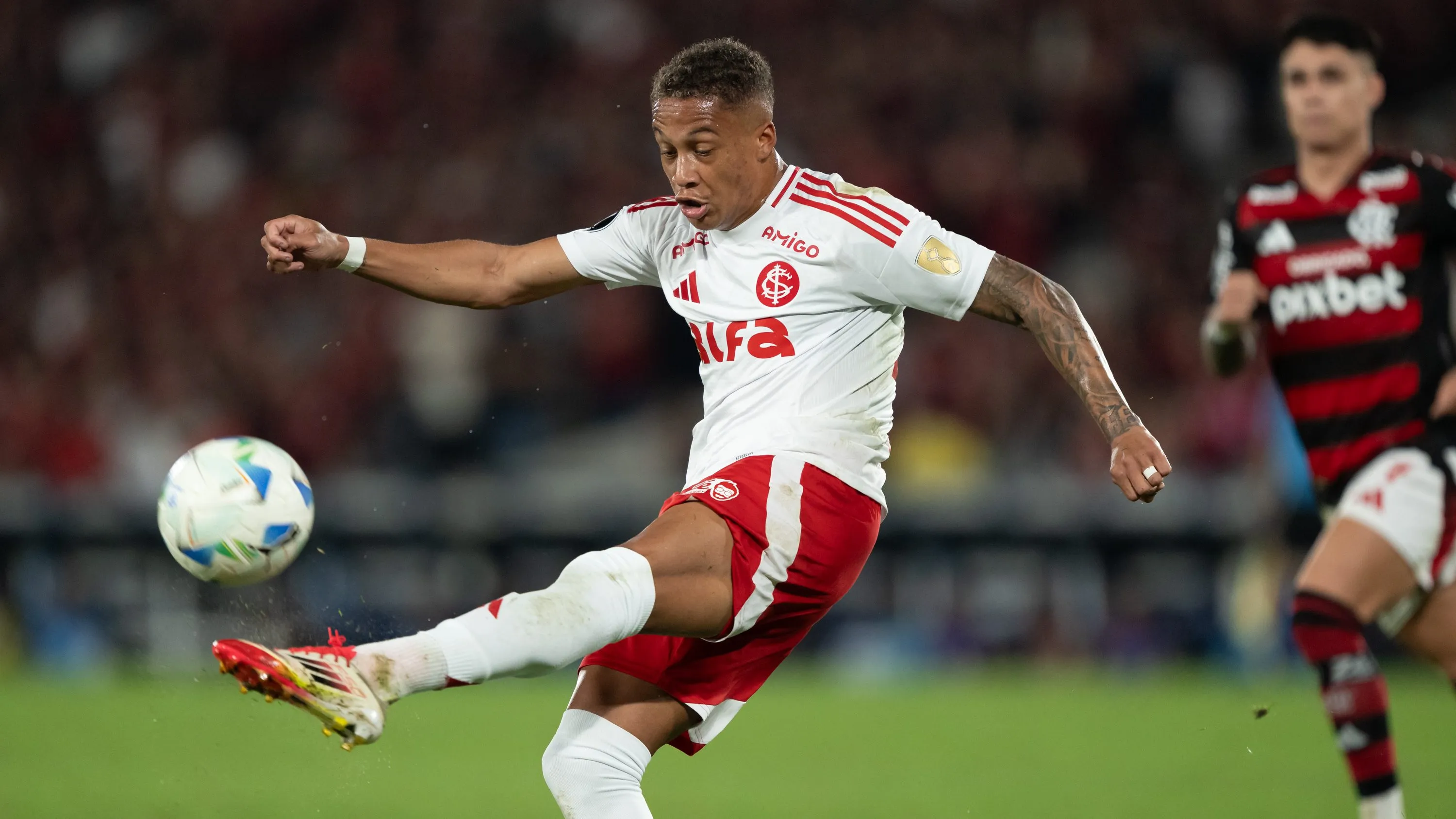 Vitinho jogador do Internacional durante partida contra o Flamengo no estadio Maracana pelo campeonato Copa Libertadores 2025. Foto: Jorge Rodrigues/AGIF