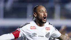 Neymar comemorando gol contra o Fla na Vila Belmiro.