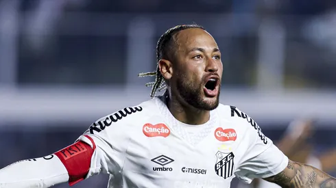 Neymar comemorando gol contra o Fla na Vila Belmiro.