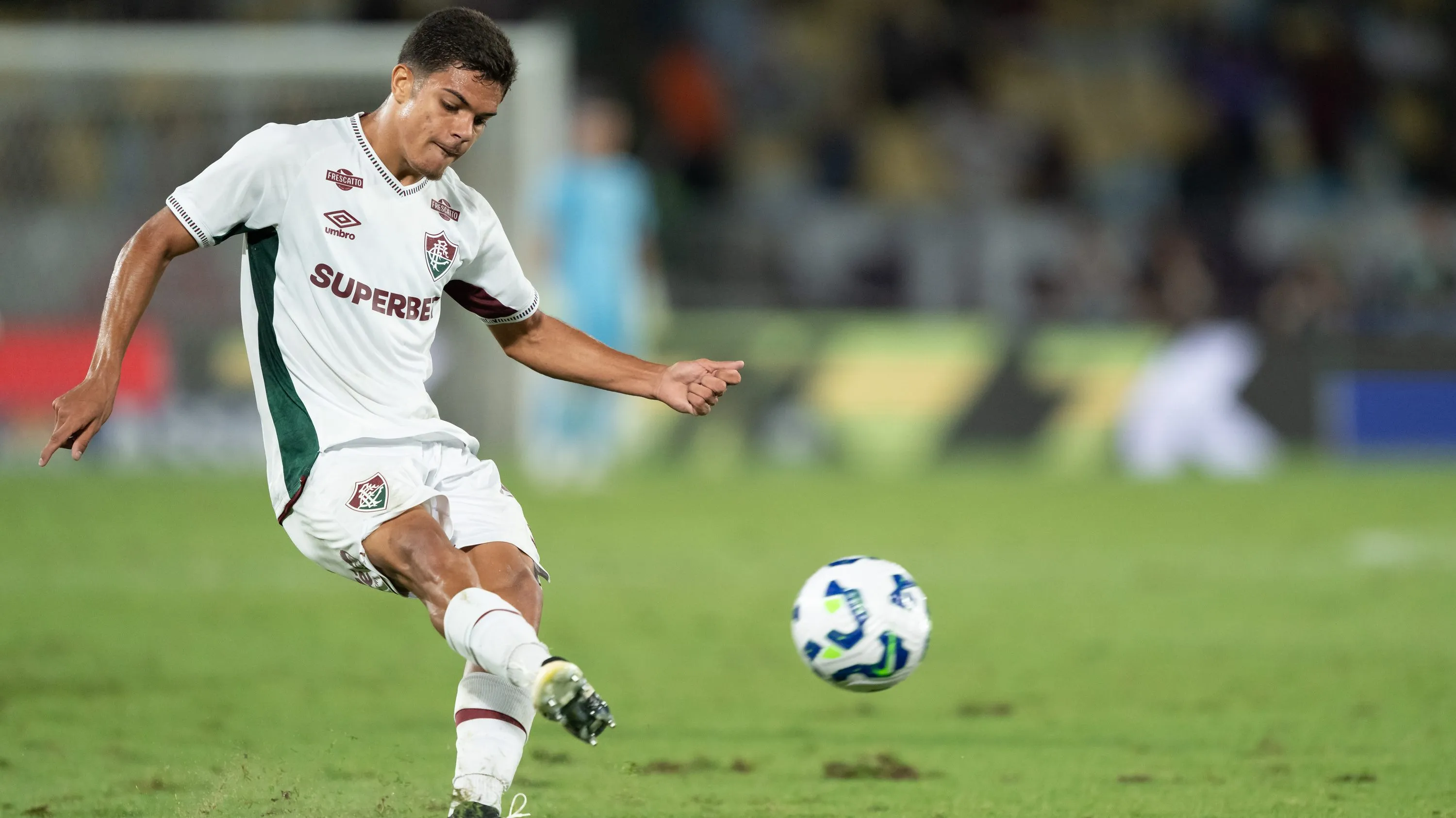 Julio Fidelis jogador do Fluminense durante partida contra o Corinthians no estadio Maracana pelo campeonato Brasileiro A 2025. Foto: Jorge Rodrigues/AGIF