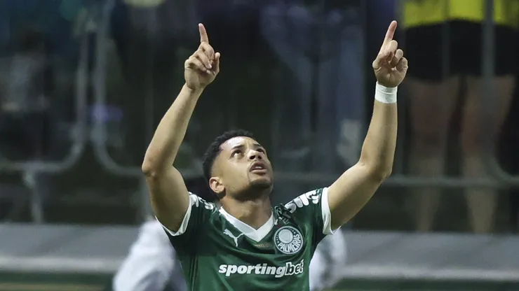 Vitor Roque, atacante do Palmeiras em partida pelo campeonato brasileiro (Foto: Alexandre Schneider/Getty Images)
