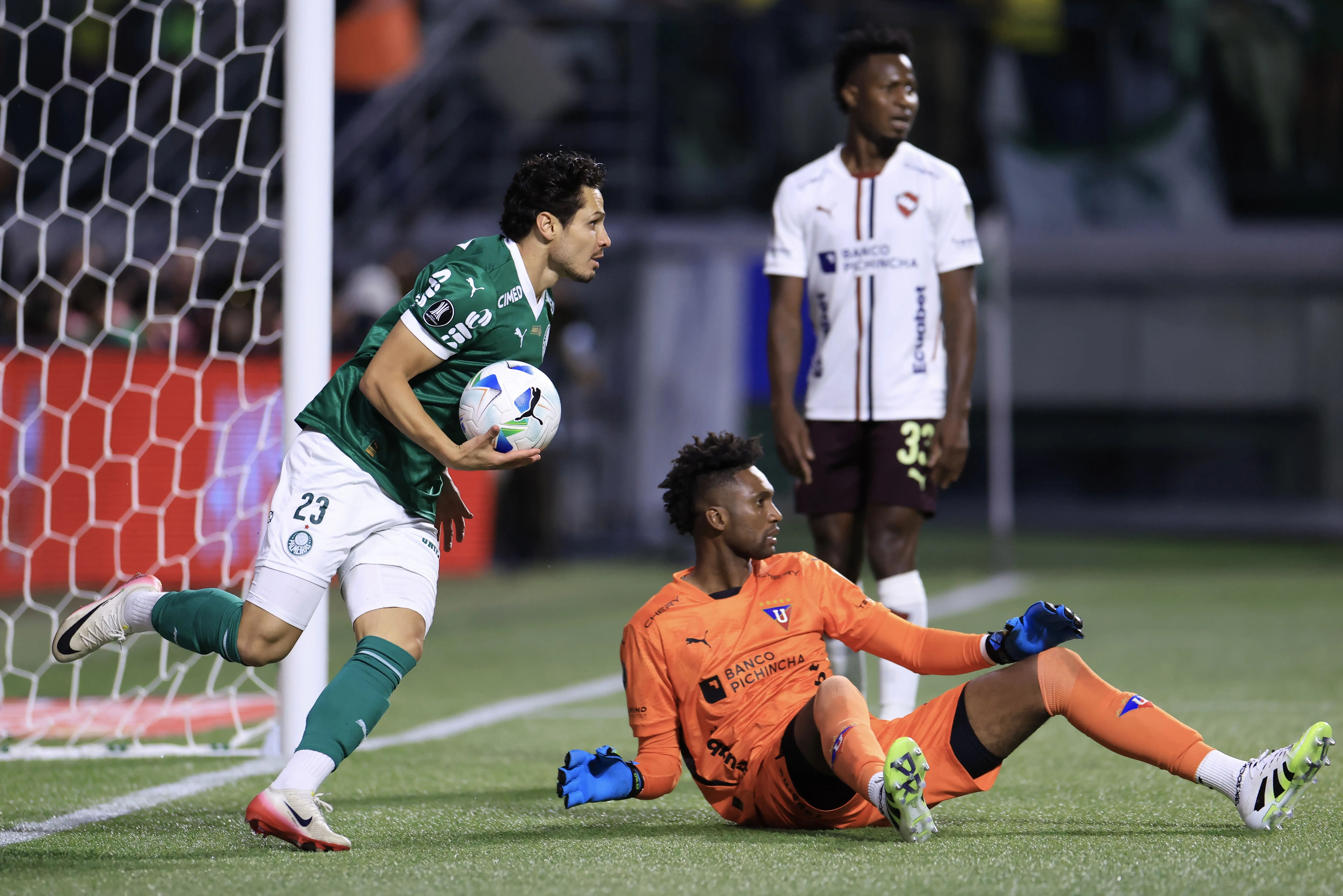 Veiga marcou duas vezes em virada sobre a LDU no Allianz Parque. Foto: Marcello Zambrana/AGIF