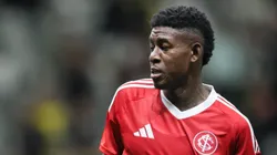 Vitão, zagueiro do Internacional