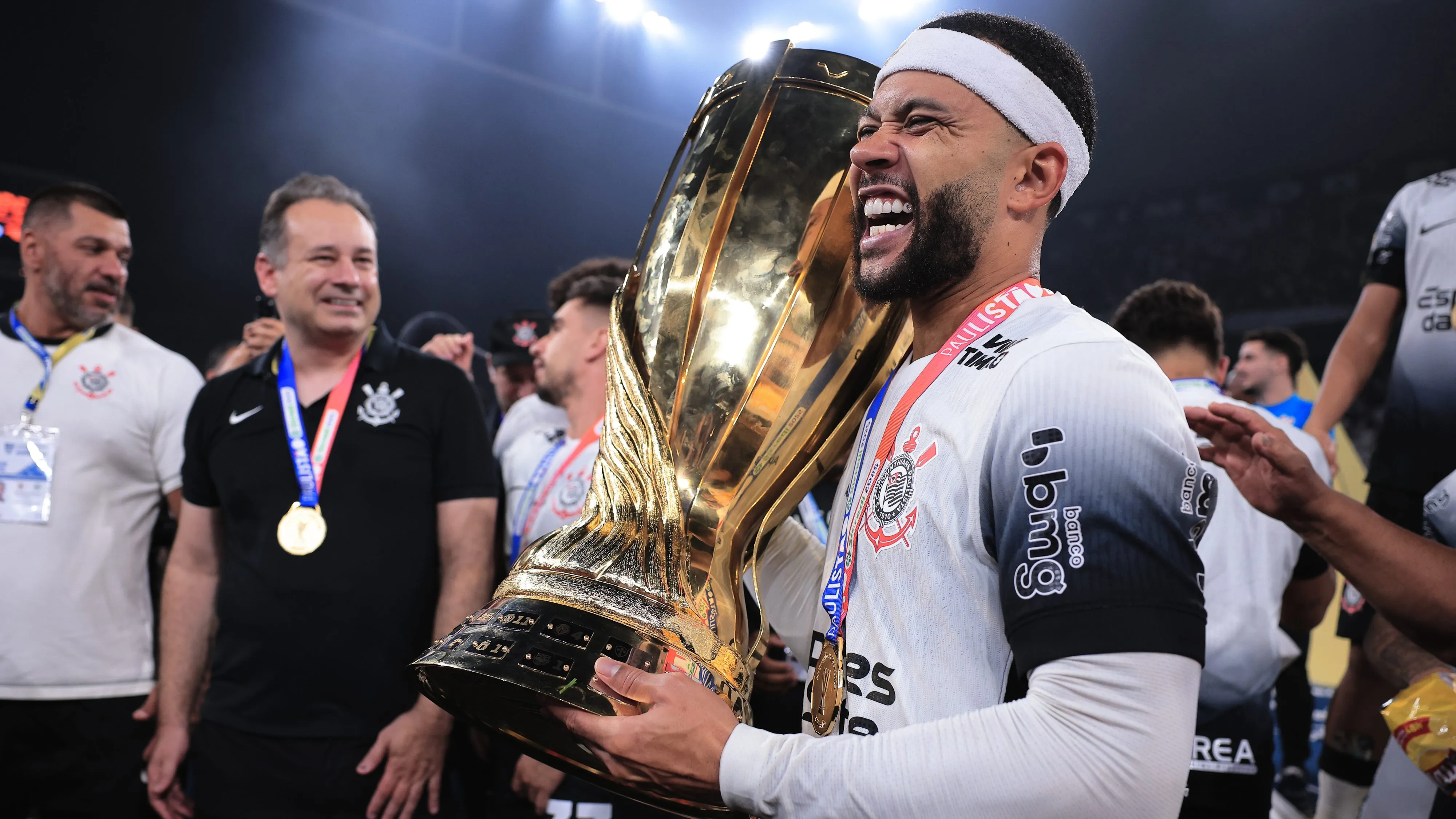 Memphis Depay com o troféu do Campeonato Paulista 2025. Foto: Ettore Chiereguini/AGIF