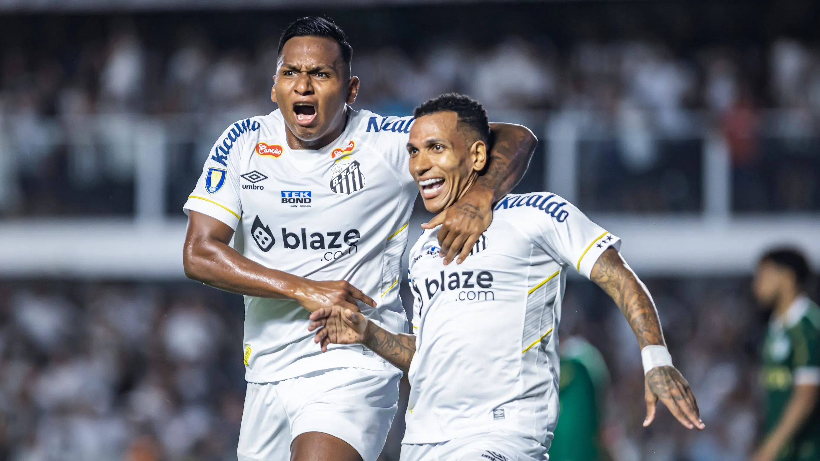 Alfredo Morelos e Otero comemorando gol pelo Santos. Foto: Abner Dourado/AGIF