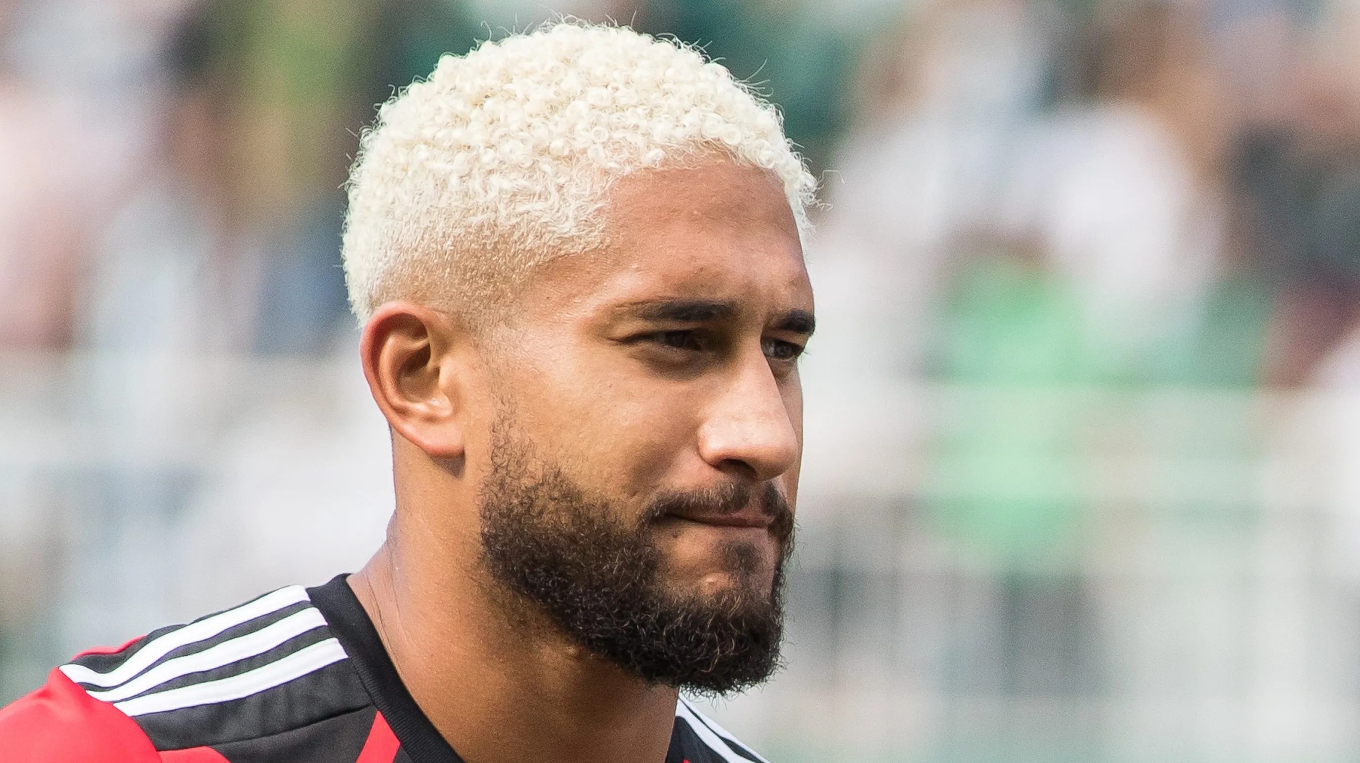 Pablo jogador do Flamengo durante execucao do hino nacional antes da partida contra o Coritiba no estadio Couto Pereira pelo campeonato Brasileiro. Foto: Robson Mafra/AGIF