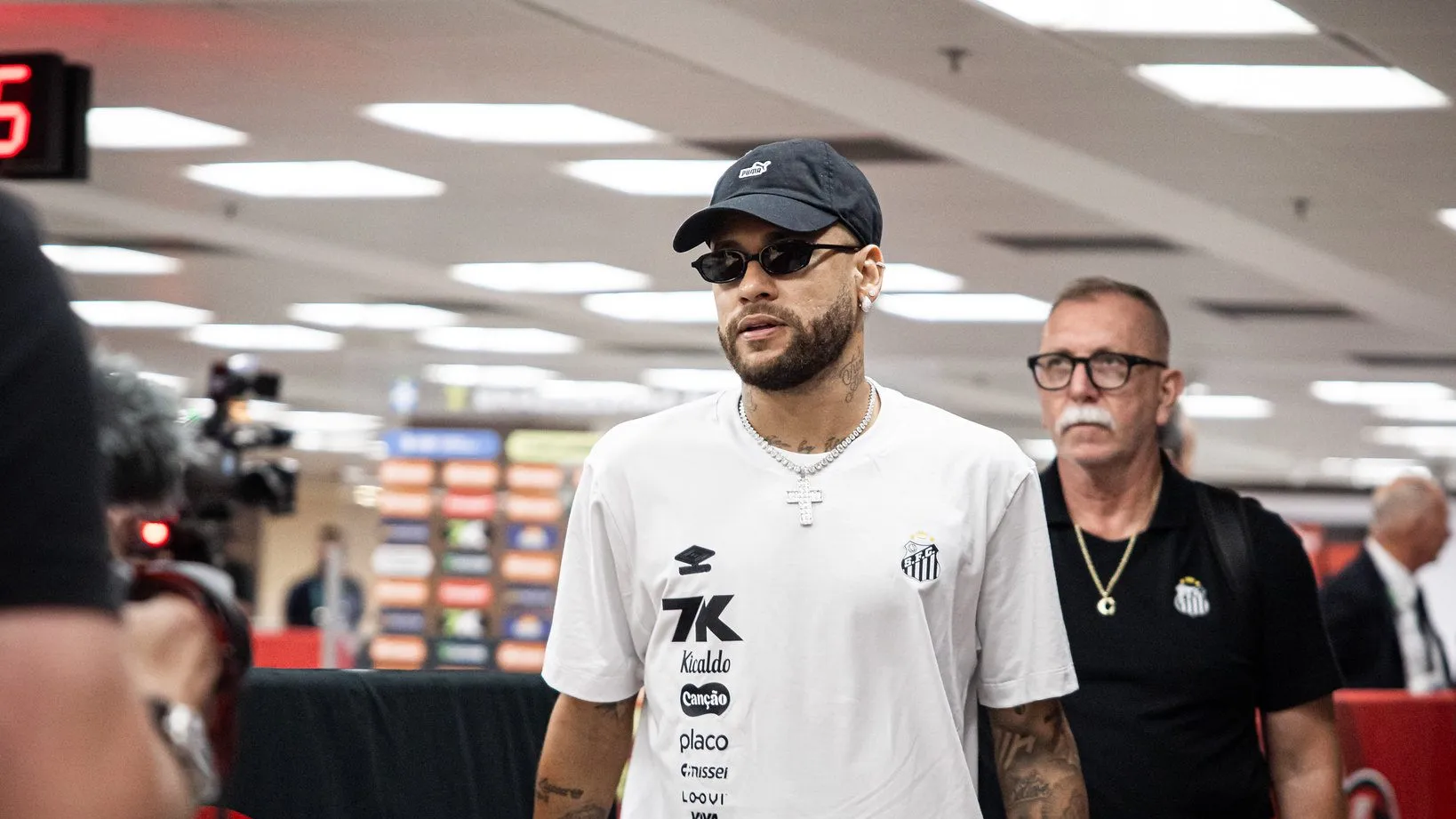 Vojvoda quer respaldo da diretoria para realizar cobranças a Neymar – Fotos: Raul Baretta/ Santos FC.