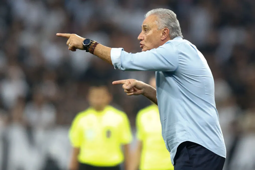 Tite começou em 2011 sua trajetória vitoriosa no Corinthians e já teve um título brasileiro vencendo o maior rival na última partida. Foto: Miguel Schincariol/Getty Images)