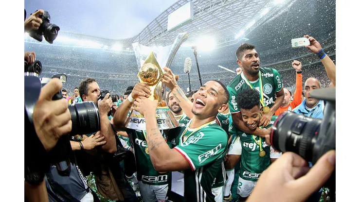 SAO PAULO, BRAZIL - NOVEMBER 27: Gabriel Jesus of Palmeiras celebrates with the trophy after winning the match between Palmeiras and Chapecoense for the Brazilian Series A 2016 at Allianz Parque on November 27, 2016 in Sao Paulo, Brazil. (Photo by Friedemann Vogel/Getty Images)