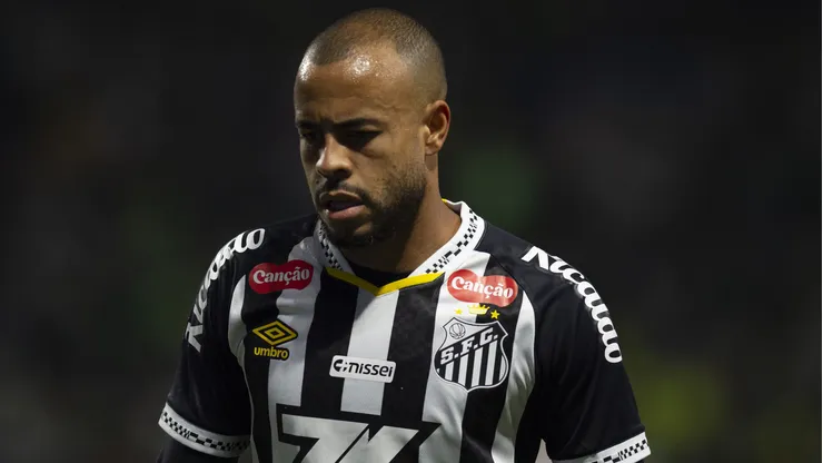 Mayke é reprovado por vários torcedores do Santos.