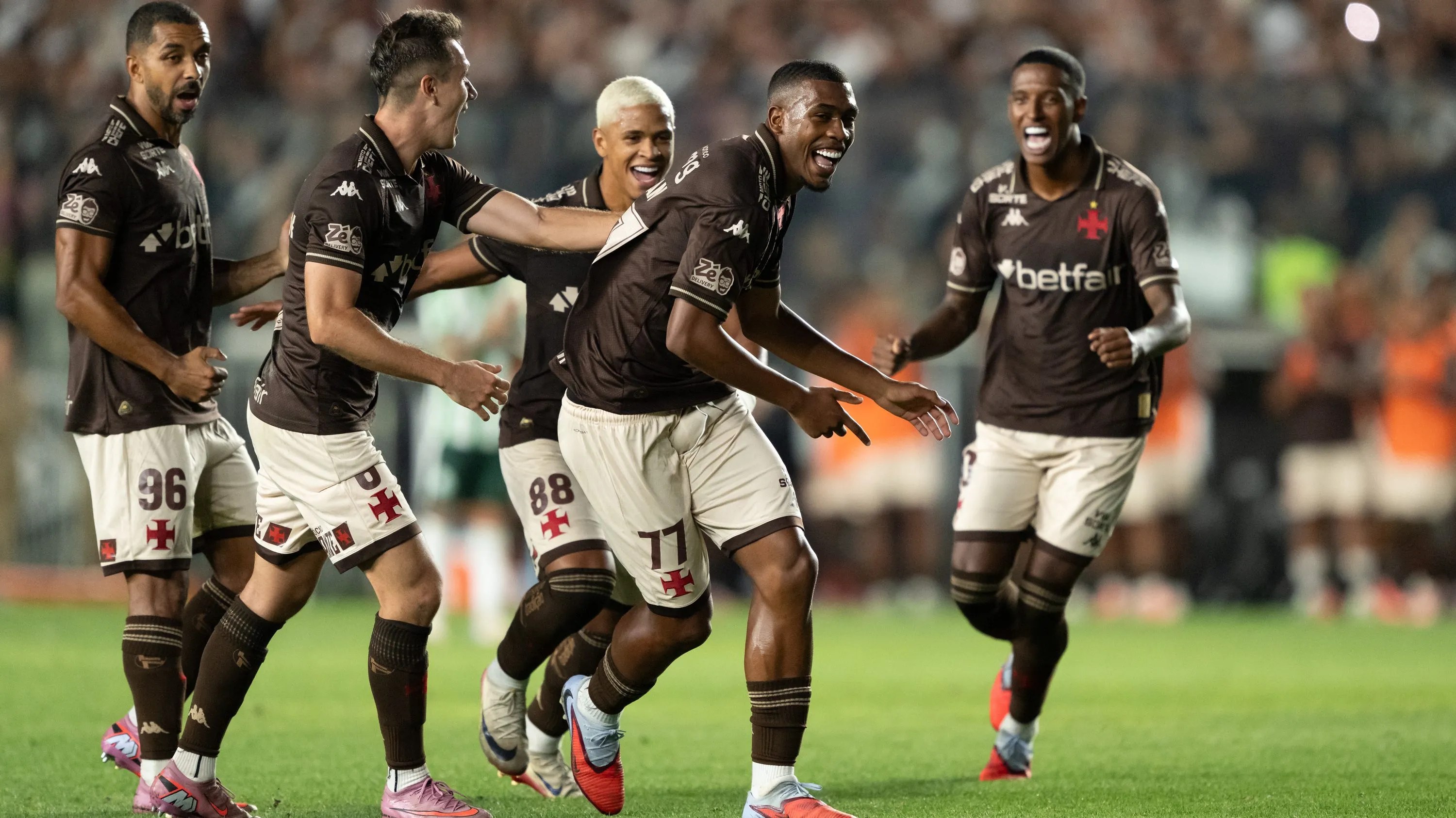 RJ – RIO DE JANEIRO – 08/11/2025 – BRASILEIRO A 2025, VASCO X JUVENTUDE – Rayan jogador do Vasco comemora seu gol com jogadores do seu time durante partida contra o Juventude no estadio Sao Januario pelo campeonato Brasileiro A 2025. Foto: Jorge Rodrigues/AGIF