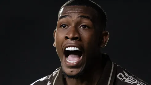 RJ - RIO DE JANEIRO - 08/11/2025 - BRASILEIRO A 2025, VASCO X JUVENTUDE - Rayan jogador do Vasco reclama com a arbitragem durante partida contra o Juventude no estadio Sao Januario pelo campeonato Brasileiro A 2025. Foto: Jorge Rodrigues/AGIF