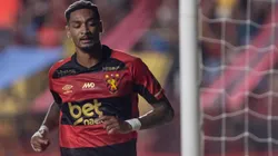 PE - RECIFE - 25/10/2025 - BRASILEIRO A 2025, SPORT X MIRASSOL - Derik Lacerda jogador do Sport comemora seu gol durante partida contra o Mirassol no estadio Ilha do Retiro pelo campeonato Brasileiro A 2025. Foto: Rafael Vieira/AGIF