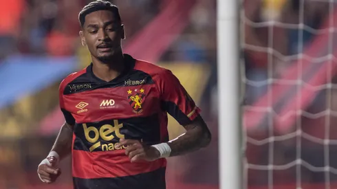 PE - RECIFE - 25/10/2025 - BRASILEIRO A 2025, SPORT X MIRASSOL - Derik Lacerda jogador do Sport comemora seu gol durante partida contra o Mirassol no estadio Ilha do Retiro pelo campeonato Brasileiro A 2025. Foto: Rafael Vieira/AGIF