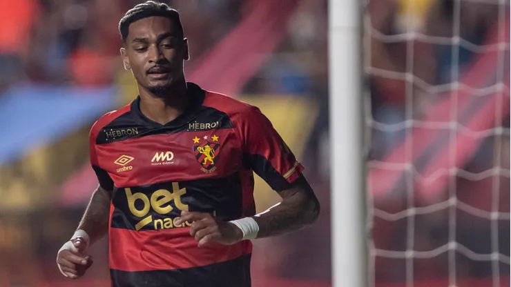PE - RECIFE - 25/10/2025 - BRASILEIRO A 2025, SPORT X MIRASSOL - Derik Lacerda jogador do Sport comemora seu gol durante partida contra o Mirassol no estadio Ilha do Retiro pelo campeonato Brasileiro A 2025. Foto: Rafael Vieira/AGIF