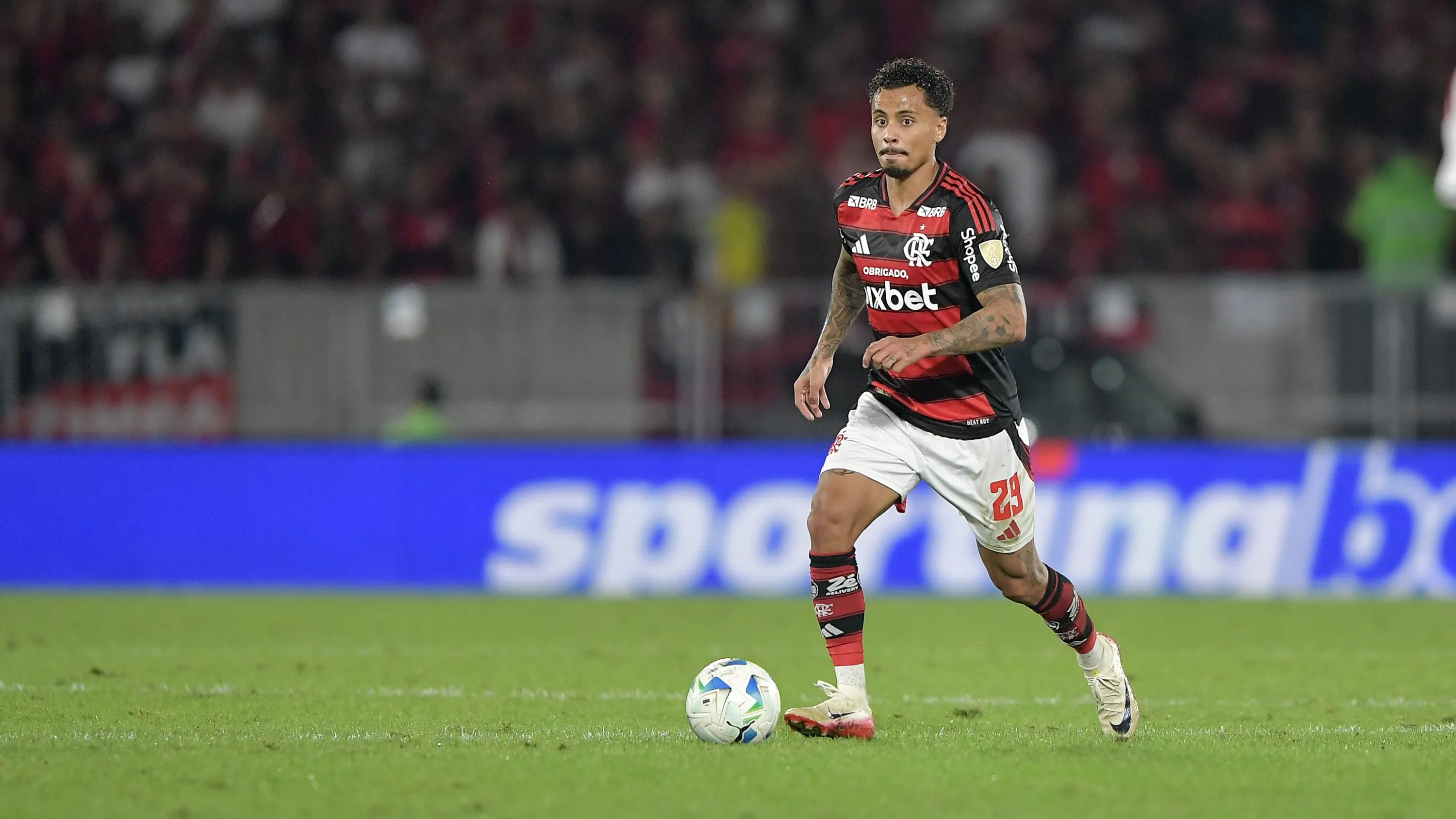 RJ – RIO DE JANEIRO – 13/08/2025 – COPA LIBERTADORES 2025, FLAMENGO X INTERNACIONAL – Allan jogador do Flamengo durante partida contra o Internacional no estadio Maracana pelo campeonato Copa Libertadores 2025. Foto: Thiago Ribeiro/AGIF
