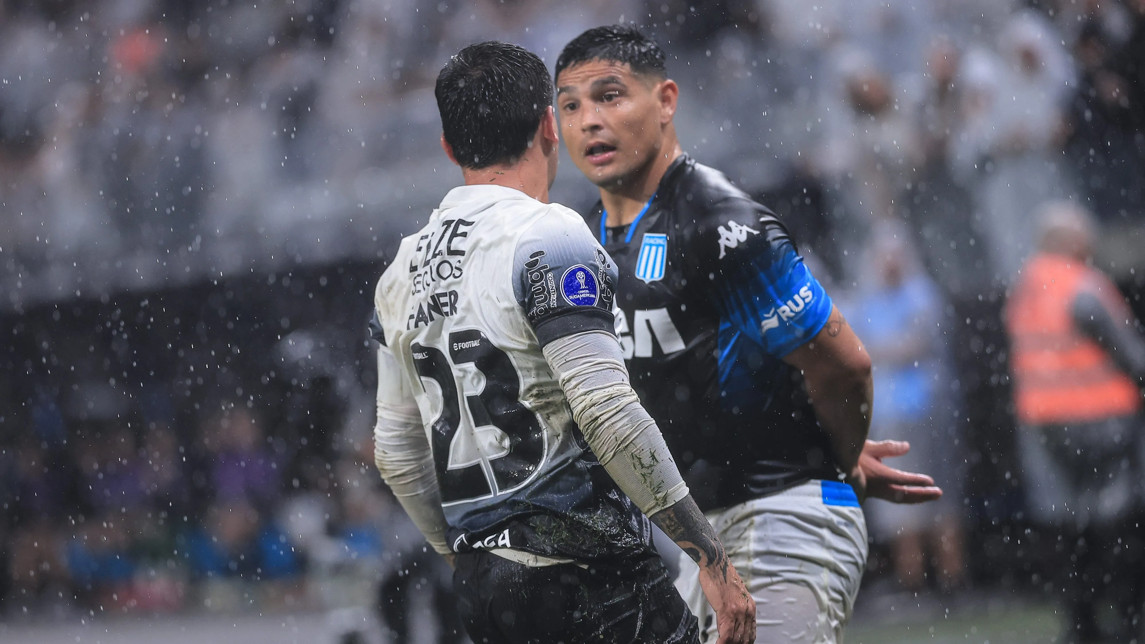 SP – SAO PAULO – 24/10/2024 – COPA SUL-AMERICANA 2024, CORINTHIANS X RACING – Fagner jogador do Corinthians discute com jogador Salas do Racing durante partida no estadio Arena Corinthians pelo campeonato Copa Sul-Americana 2024. Foto: Ettore Chiereguini/AGIF