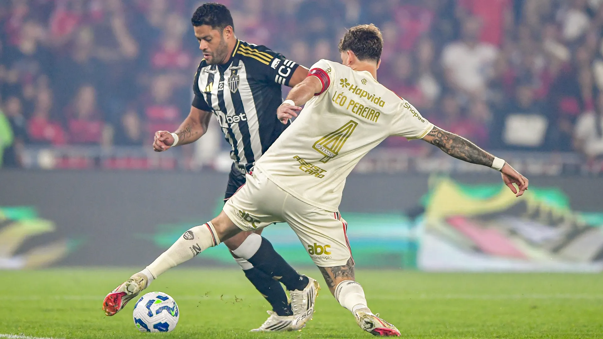 Léo Pereira desarmando Hulk, do Atlético-MG – Foto: Thiago Ribeiro/AGIF