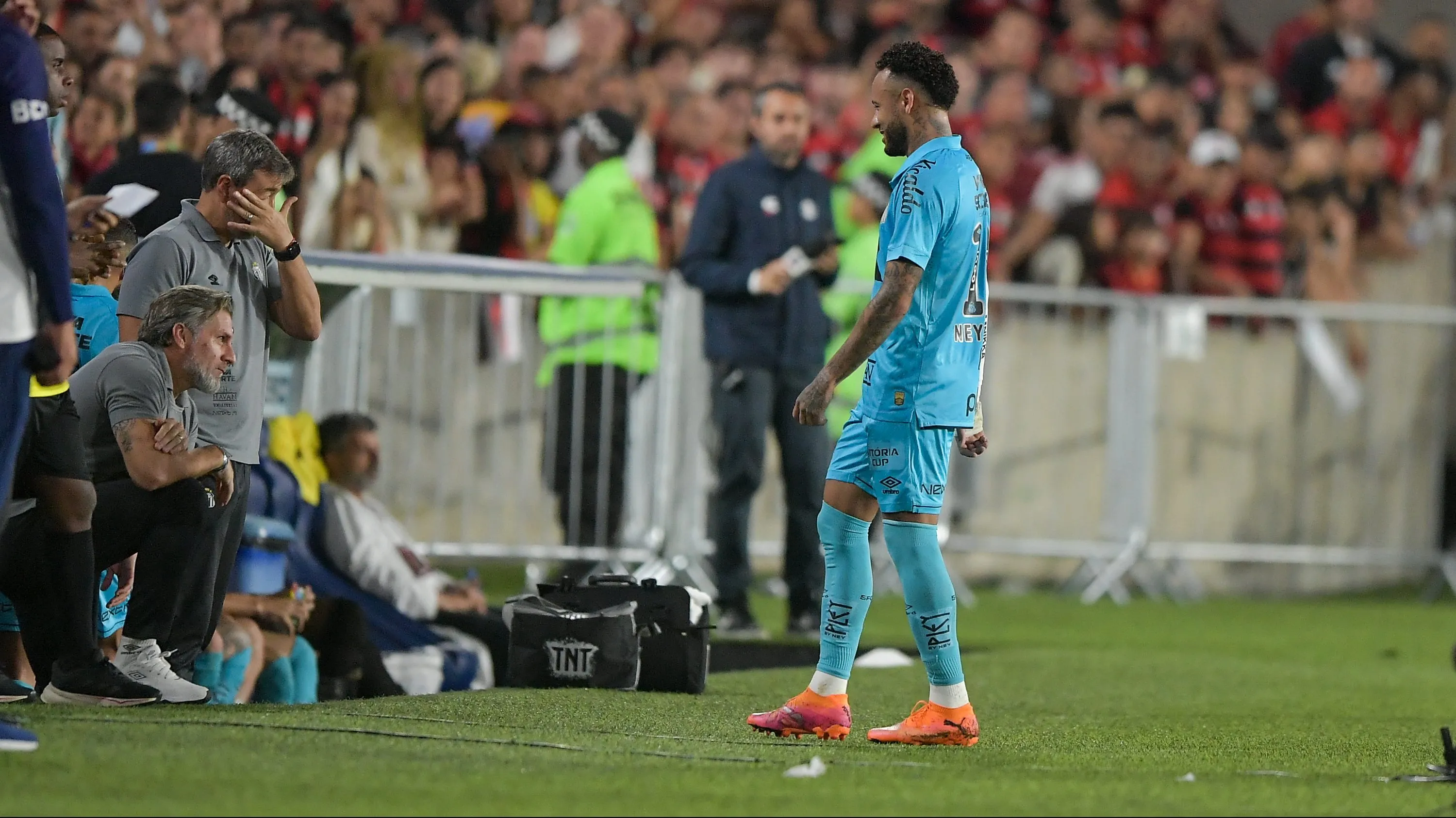Neymar não gostou de ter sido substituído - Foto: Thiago Ribeiro/AGIF.