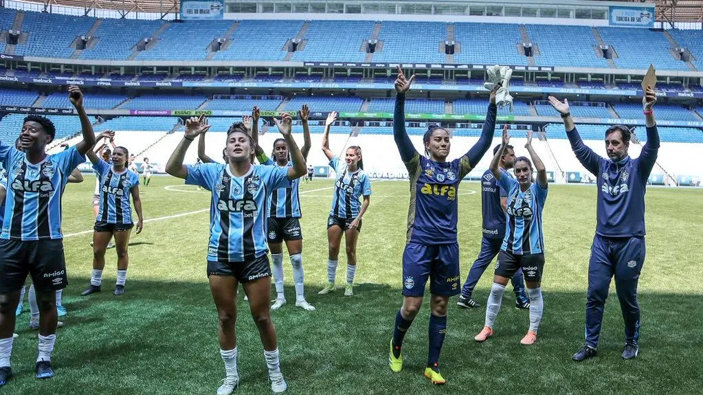 Grêmio feminino em campo na Arena do Grêmio