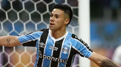 Aravena, atacante do Grêmio em partida pelo campeonato brasileiro (Foto: Pedro H. Tesch/Getty Images)