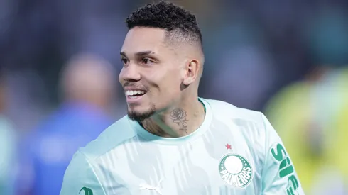SP - BARUERI - 12/04/2025 - BRASILEIRO A 2025, PALMEIRAS X CORINTHIANS - Paulinho jogador do Palmeiras durante aquecimento antes da partida contra o Corinthians no estadio Arena Barueri pelo campeonato Brasileiro A 2025. Foto: Ettore Chiereguini/AGIF