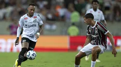 Neymar Jr, jogador do Santos, durante partida contra o Fluminense, no estadio Maracana pelo campeonato Brasileiro A 2025. Foto: Jorge Rodrigues/AGIF