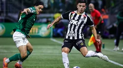 Mauricio, jogador do Palmeiras, disputa lance com Barreal, jogador do Santos durante partida no estadio Arena Allianz Parque pelo campeonato Brasileiro A 2025. Foto: Fabio Giannelli/AGIF