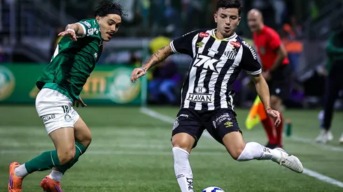 Mauricio, jogador do Palmeiras, disputa lance com Barreal, jogador do Santos durante partida no estadio Arena Allianz Parque pelo campeonato Brasileiro A 2025. Foto: Fabio Giannelli/AGIF