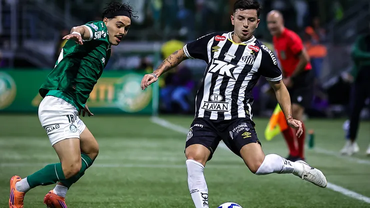Mauricio, jogador do Palmeiras, disputa lance com Barreal, jogador do Santos durante partida no estadio Arena Allianz Parque pelo campeonato Brasileiro A 2025. Foto: Fabio Giannelli/AGIF