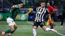 SP - SAO PAULO - 06/11/2025 - BRASILEIRO A 2025, PALMEIRAS X SANTOS - Mauricio jogador do Palmeiras disputa lance com Barreal jogador do Santos durante partida no estadio Arena Allianz Parque pelo campeonato Brasileiro A 2025. Foto: Fabio Giannelli/AGIF