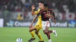 Bruno Henrique jogador do Flamengo disputa lance com Rivera jogador do Sport - Foto: Thiago Ribeiro/AGIF