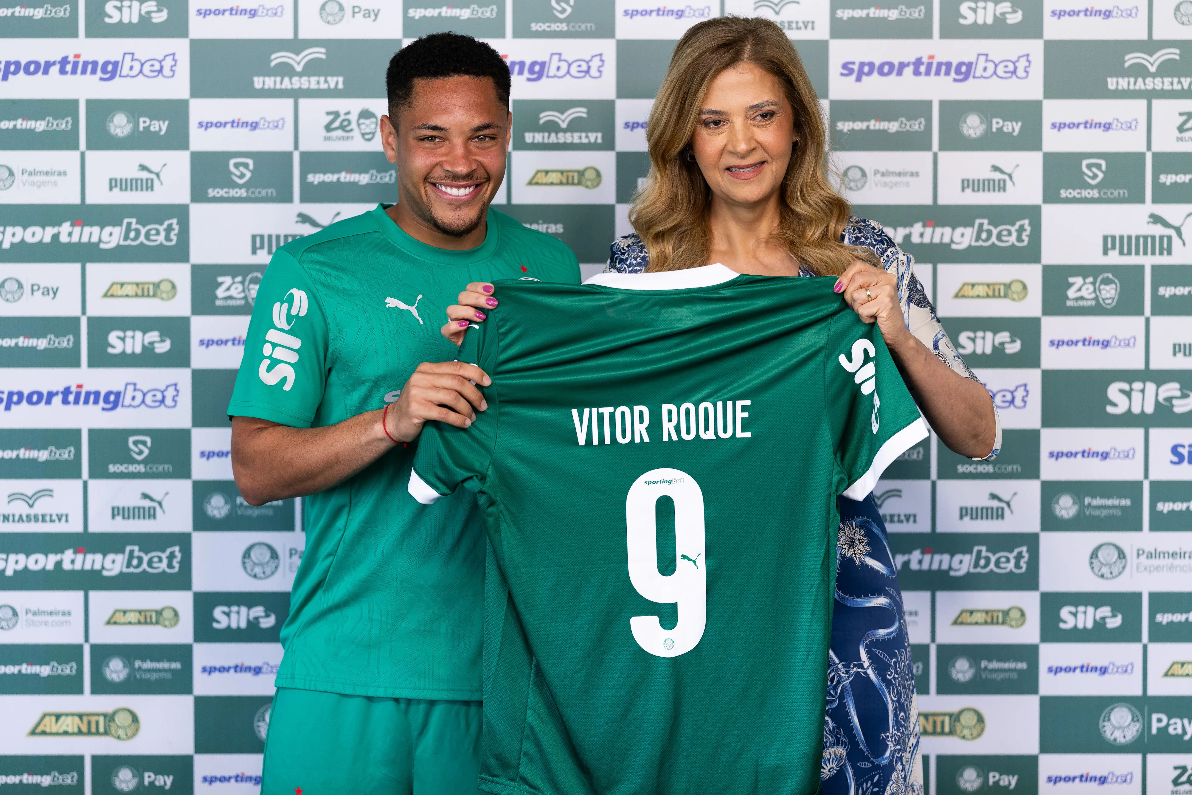 Vitor Roque ao lado de Leila Pereira durante sua apresentacao oficial como jogador do Palmeiras em coletiva de imprensa realizada no CT Academia de Futebol. Foto: Ettore Chiereguini/AGIF