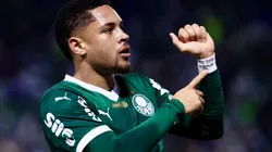 Vitor Roque apontando para faixa de eu te amo após marcar um gol pelo Palmeiras pelo Campeonato Brasileiro. Foto: Marcello Zambrana/AGIF