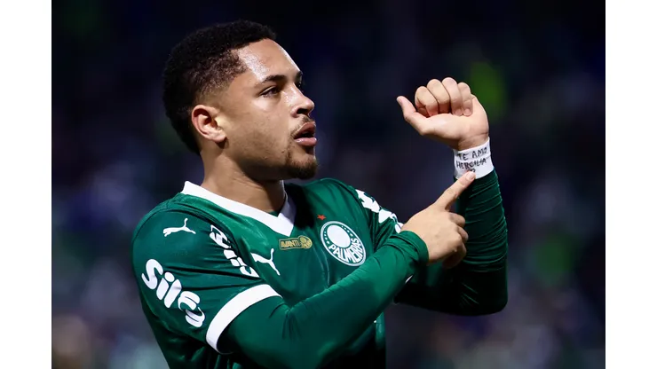 Vitor Roque apontando para faixa de eu te amo após marcar um gol pelo Palmeiras pelo Campeonato Brasileiro. Foto: Marcello Zambrana/AGIF