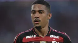 Samuel Lino vê crescer pressão em meio aos desfalques no Flamengo.