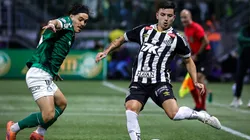 Maurício jogador do Palmeiras disputa lance com Barreal jogador do Santos - Foto: Fabio Giannelli/AGIF