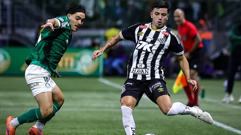 Maurício jogador do Palmeiras disputa lance com Barreal jogador do Santos - Foto: Fabio Giannelli/AGIF