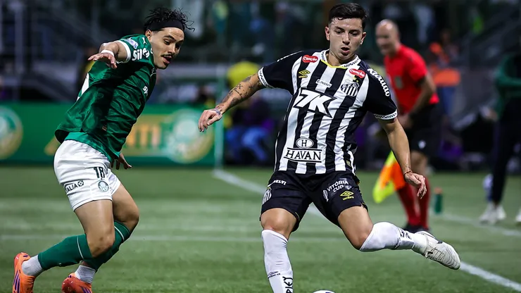 Maurício jogador do Palmeiras disputa lance com Barreal jogador do Santos - Foto: Fabio Giannelli/AGIF