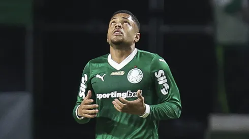 Vitor Roque, atacante do Palmeiras em partida pelo campeonato brasileiro (Foto:Ricardo Moreira/Getty Images)