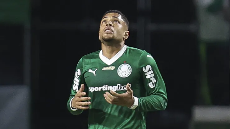 Vitor Roque, atacante do Palmeiras em partida pelo campeonato brasileiro (Foto:Ricardo Moreira/Getty Images)
