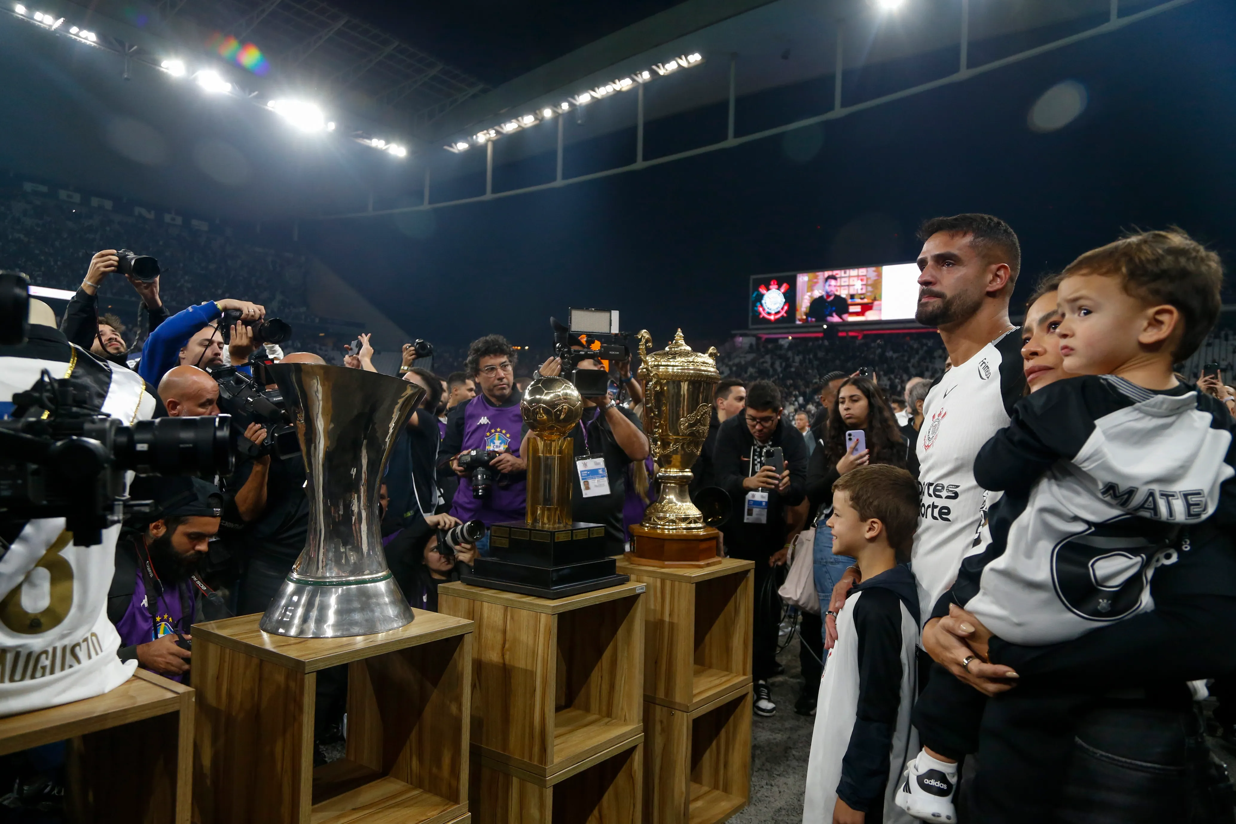 Ex-jogador do Corinthians, Renato Augusto, recebe homenagem após aposentadoria – (Photo by Miguel Schincariol/Getty Images)