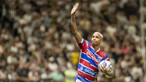 Deyverson, jogador do Fortaleza, comemora seu gol durante partida contra o Atletico-MG no estadio Arena MRV pelo campeonato Brasileiro A 2025. Foto: Fernando Moreno/AGIF