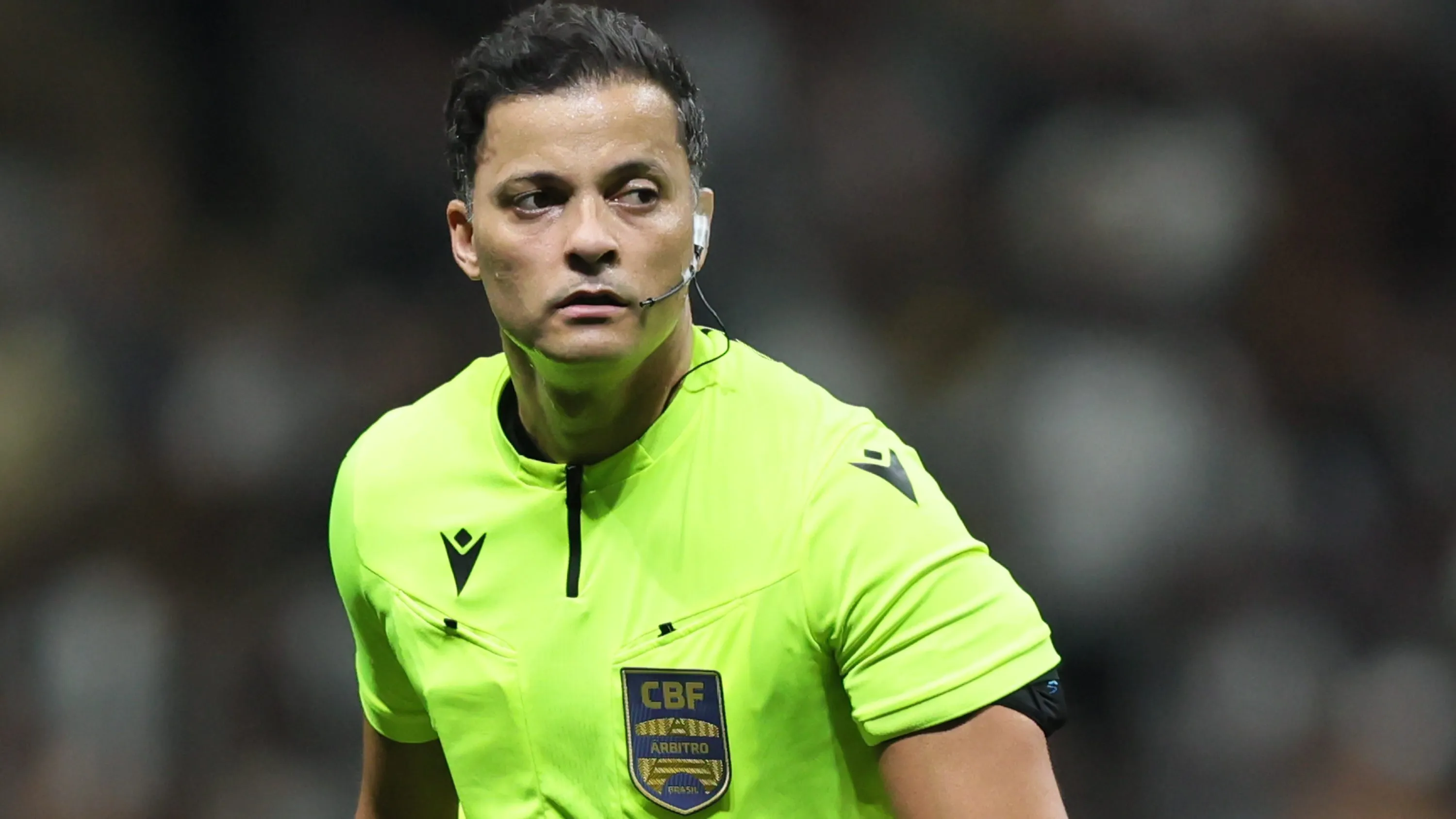 O arbitro Savio Pereira Sampaio foi duramente criticado por Sampaoli –  Foto: Gilson Lobo/AGIF